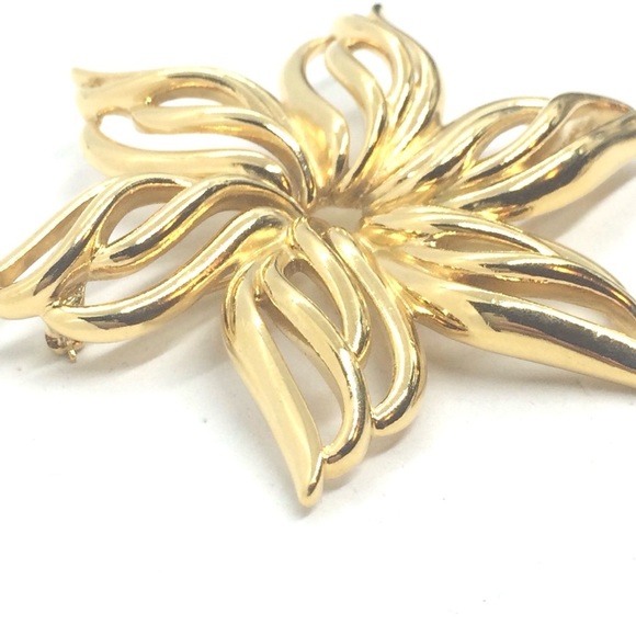 VINTAGE MONET FLOWER BROOCH LARGE OPEN WORK STATEMENT GOLD TONE DOMED PIN WHEEL - Picture 6 of 14